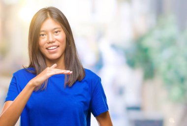 Genç Asyalı kadın ile büyük ve büyük boy işaret, ölçü birimi sembol gösteren el eller izole arka plan üzerinde. Kameraya bakarak gülümsüyordu. Ölçüm kavramı.