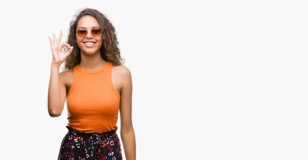 Молода Іспаномовна Жінка Літньому Вбранні Робить Знак Пальцями Відмінний Символ — стокове фото