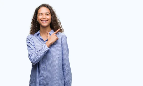 Joven Mujer Negocios Hispana Alegre Con Una Sonrisa Rostro Apuntando — Foto de Stock