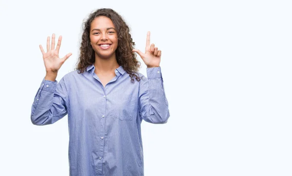Junge Hispanische Geschäftsfrau Zeigt Mit Finger Nummer Sieben Nach Oben — Stockfoto