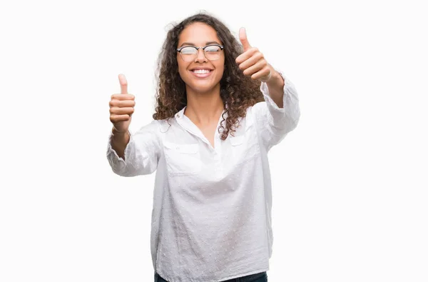 Mulher Hispânica Jovem Bonita Aprovando Fazer Gesto Positivo Com Mão — Fotografia de Stock