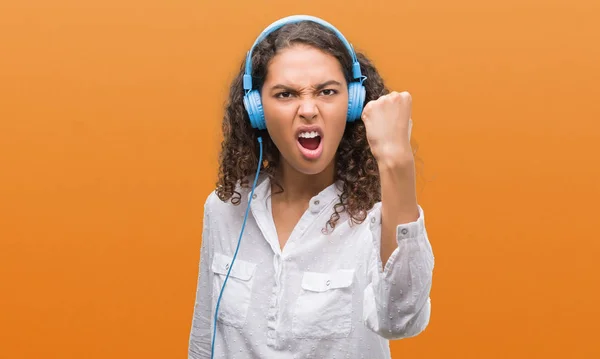 Jovem Hispânica Usando Fones Ouvido Irritado Frustrado Gritando Com Raiva — Fotografia de Stock