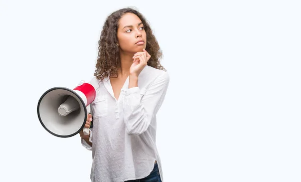 Mujer Hispana Joven Sosteniendo Megáfono Cara Seria Pensando Pregunta Idea — Foto de Stock