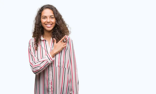 Bella Giovane Donna Ispanica Allegra Con Sorriso Viso Che Punta — Foto Stock