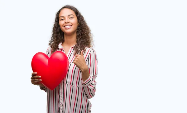Молода Іспаномовна Жінка Любові Тримає Червоне Серце Щасливим Великою Посмішкою — стокове фото