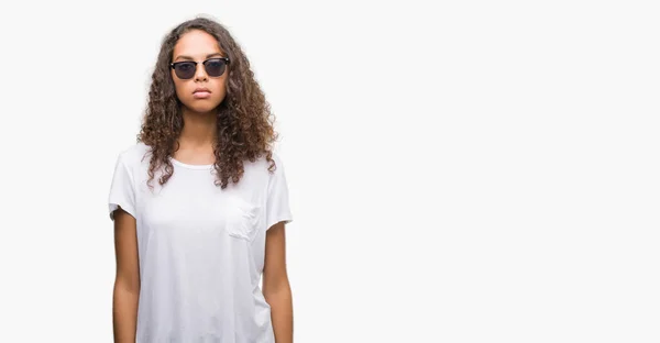 Mujer Hispana Joven Con Gafas Sol Con Expresión Seria Cara —  Fotos de Stock