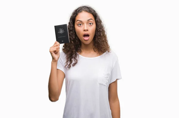 Νεαρή Γυναίκα Ισπανόφωνος Κατέχουν Διαβατήριο Της Αυστραλίας Φοβάται Σοκ Πρόσωπο — Φωτογραφία Αρχείου