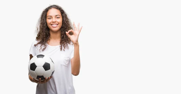 Junge Hispanische Frau Mit Fußballball Tut Zeichen Mit Fingern Ausgezeichnetes — Stockfoto