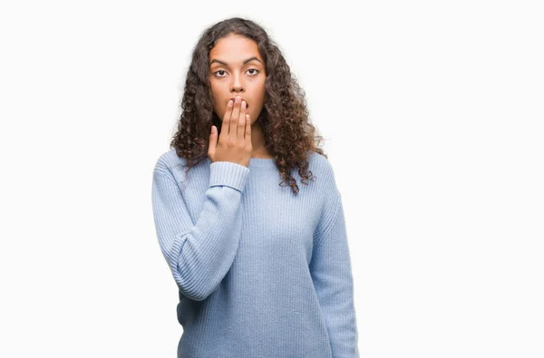 Schöne Junge Hispanische Frau Bedeckt Mund Mit Hand Schockiert Vor — Stockfoto