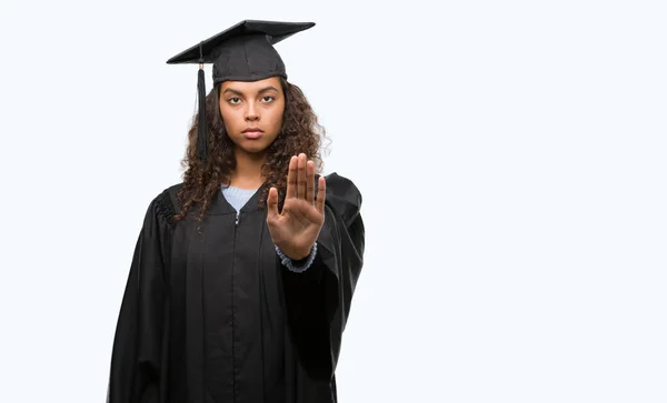 Jeune Femme Hispanique Portant Uniforme Graduation Avec Main Ouverte Faisant — Photo