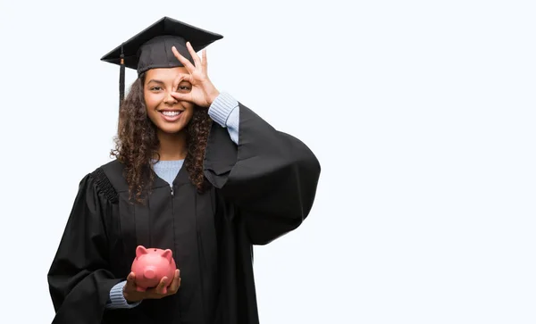 Jeune Femme Hispanique Portant Uniforme Graduation Tenant Tirelire Avec Visage — Photo