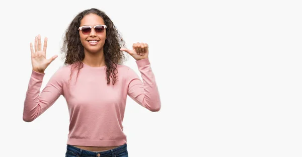 Mulher Hispânica Jovem Bonita Usando Óculos Sol Mostrando Apontando Para — Fotografia de Stock