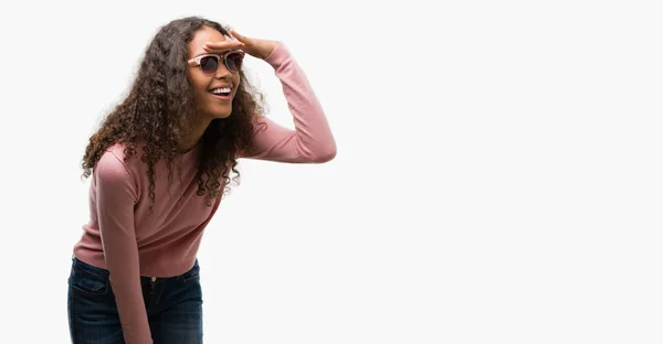 Mulher Hispânica Jovem Bonita Usando Óculos Sol Muito Feliz Sorrindo — Fotografia de Stock