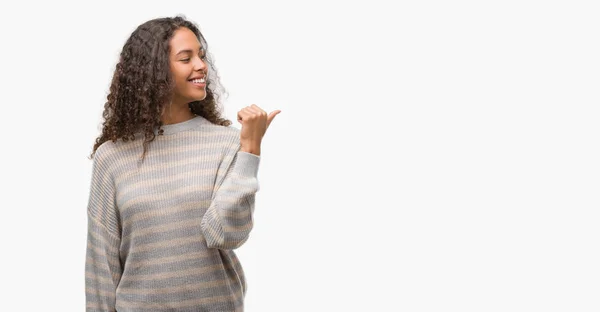 Mulher Hispânica Jovem Bonita Vestindo Listras Suéter Sorrindo Com Rosto — Fotografia de Stock