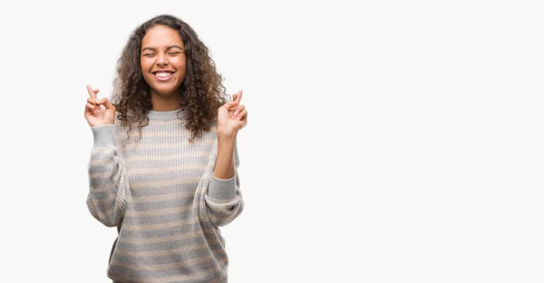 Schöne Junge Hispanische Frau Streifen Pullover Lächelnd Daumen Drücken Mit — Stockfoto