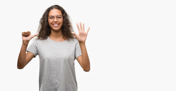 Mulher Hispânica Jovem Bonita Usando Óculos Mostrando Apontando Para Cima — Fotografia de Stock