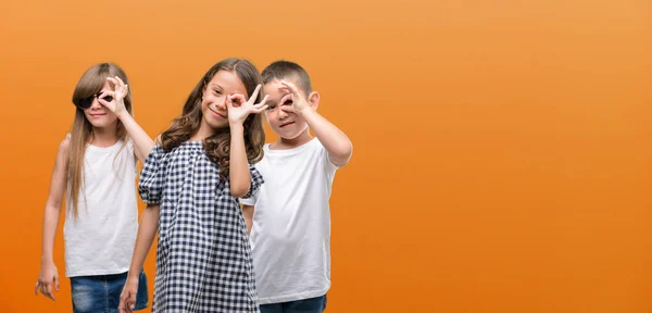 Grupo Niños Niñas Niños Sobre Fondo Naranja Con Cara Feliz — Foto de Stock