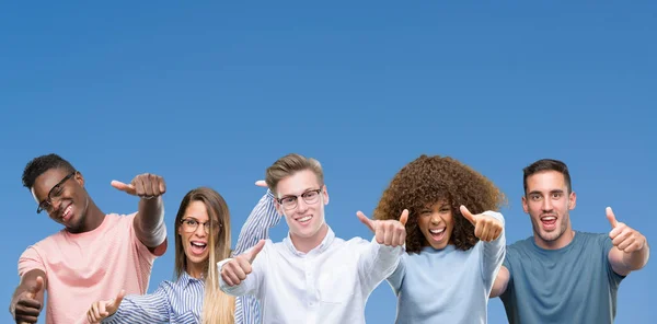 Samenstelling Van Groep Van Vrienden Blauwe Blackground Houdende Goedkeuring Van — Stockfoto