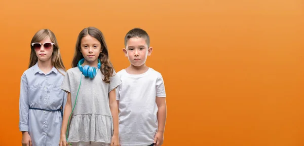 Gruppo Ragazzi Ragazze Bambini Sfondo Arancione Con Espressione Fiduciosa Sul — Foto Stock