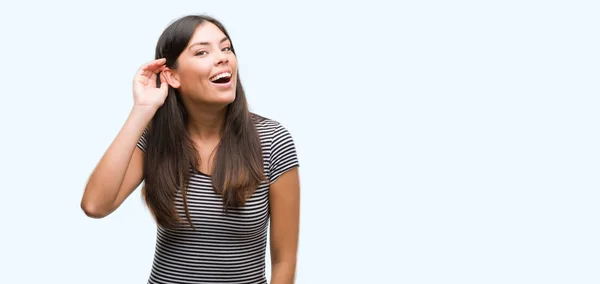 Молодая Красивая Латиноамериканка Улыбается Прислушиваясь Слухам Сплетням Концепция Глухоты — стоковое фото