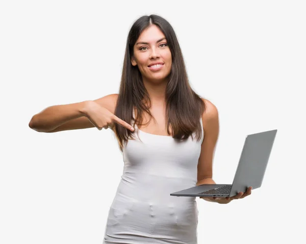 Young Hispanic Woman Using Computer Laptop Surprise Face Pointing Finger — Stock Photo, Image