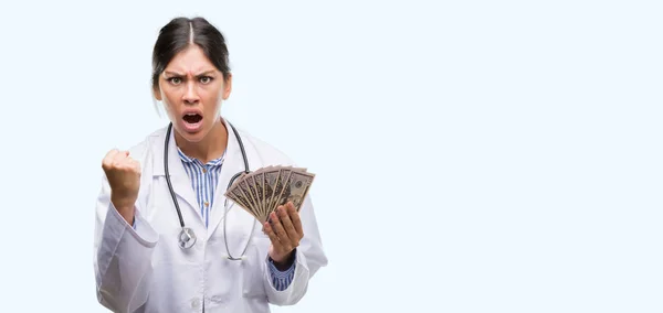 Joven Doctora Hispana Sosteniendo Dólares Molesta Frustrada Gritando Con Ira —  Fotos de Stock