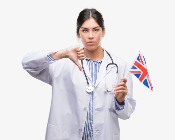 Joven Doctora Hispana Sosteniendo Bandera Del Reino Unido Con Cara —  Fotos de Stock
