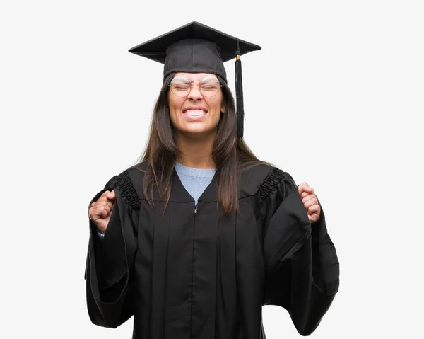 Giovane Donna Ispanica Con Cappello Graduato Uniforme Eccitata Successo Con — Foto Stock