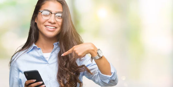 Jonge Mooie Arabische Vrouw Texting Met Smartphone Geïsoleerde Achtergrond Met — Stockfoto