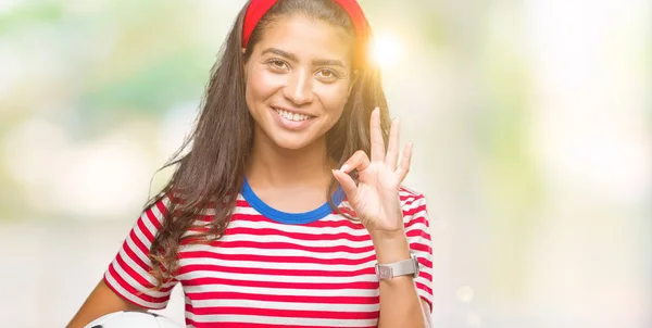 Joven Mujer Árabe Hermosa Sosteniendo Pelota Fútbol Sobre Fondo Aislado —  Fotos de Stock