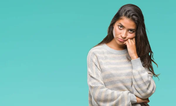 疲れていて 組んだ腕のうつ病問題にうんざりして孤立した背景を考えての上冬のセーターを着た若い美しいアラブ女性 — ストック写真