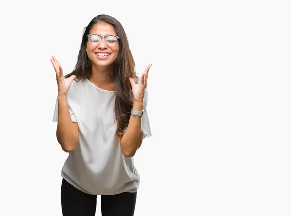 Joven Mujer Árabe Hermosa Con Gafas Sobre Fondo Aislado Celebrando —  Fotos de Stock