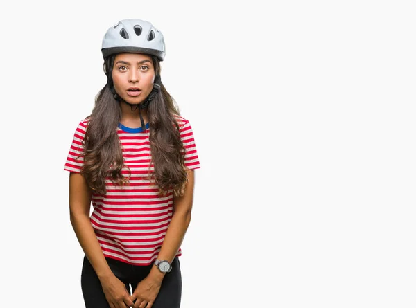 Junge Arabische Radfahrerin Mit Schutzhelm Über Isoliertem Hintergrund Verängstigt Und — Stockfoto