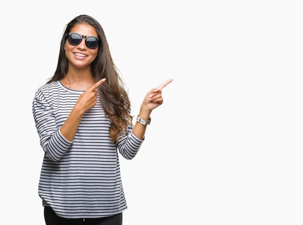 Joven Mujer Árabe Hermosa Con Gafas Sol Sobre Fondo Aislado —  Fotos de Stock