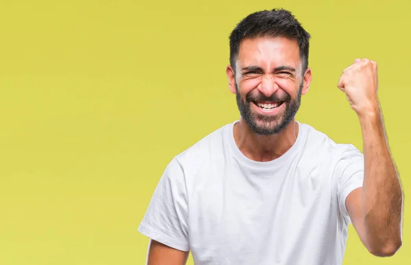 Hombre Hispano Adulto Sobre Fondo Aislado Enojado Loco Levantando Puño —  Fotos de Stock