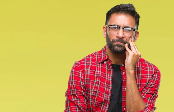 Homem Hispânico Adulto Usando Óculos Sobre Fundo Isolado Pensando Cansado — Fotografia de Stock