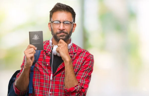 のオーストラリアのパスポートを保持している大人のヒスパニック学生男分離に関する質問は 非常に混乱して考え背景深刻な顔の思考 — ストック写真
