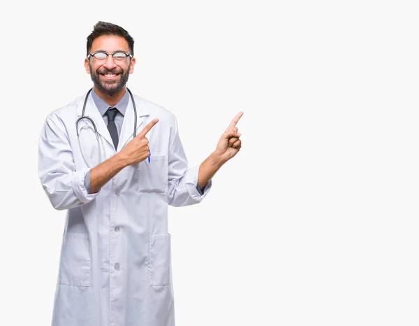 Adulto Hispânico Médico Homem Sobre Fundo Isolado Sorrindo Olhando Para — Fotografia de Stock