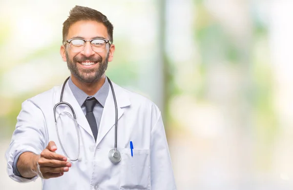 Hombre Médico Hispano Adulto Sobre Fondo Aislado Sonriendo Amistoso Ofreciendo — Foto de Stock