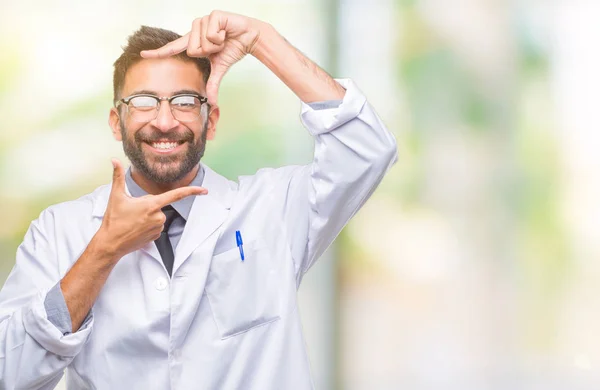 Científico Hispano Adulto Hombre Doctor Usando Una Bata Blanca Sobre —  Fotos de Stock