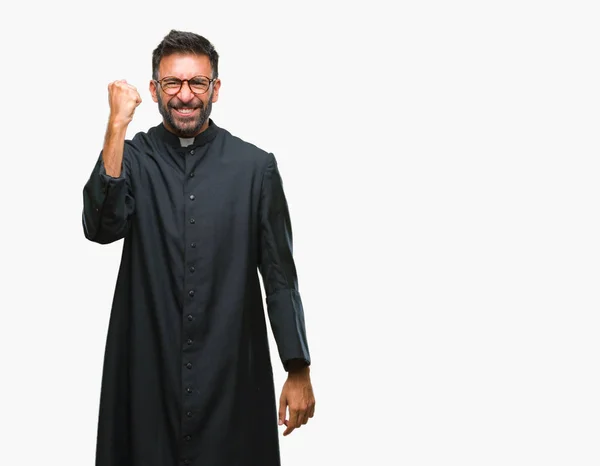 Adulte Hispanique Prêtre Catholique Homme Sur Fond Isolé Colère Fou — Photo