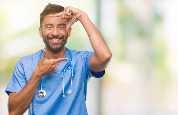 Erwachsene Hispanische Arzt Oder Chirurg Mann Über Isolierten Hintergrund Lächelnd — Stockfoto