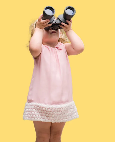 Schönes Blondes Kleinkind Das Durch Ein Fernglas Schaut — Stockfoto