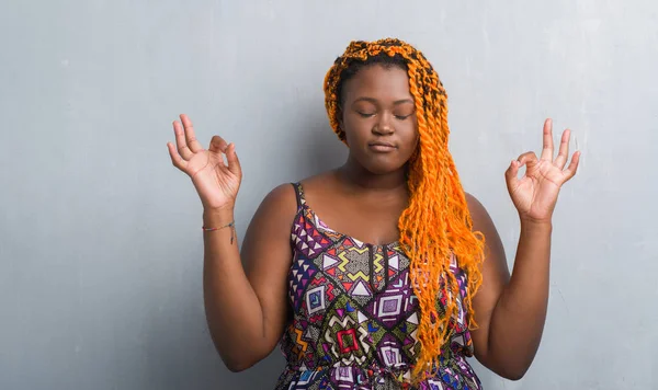 Joven Mujer Afroamericana Sobre Pared Gris Grunge Con Trenzas Naranjas — Foto de Stock