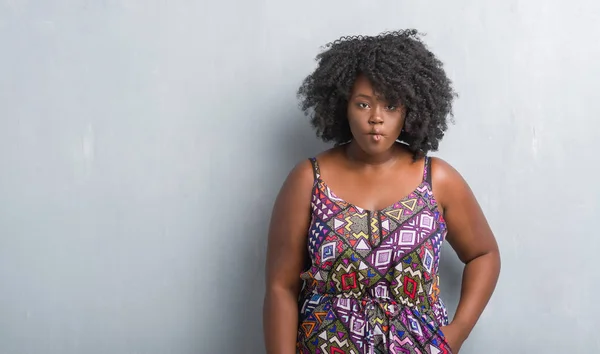 Joven Mujer Afroamericana Sobre Pared Grunge Gris Con Vestido Colorido —  Fotos de Stock