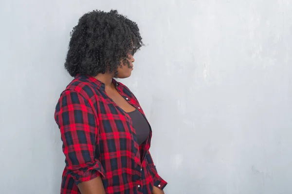 Jonge Afro Amerikaanse Hipster Vrouw Grijs Grunge Muur Zoek Naar — Stockfoto