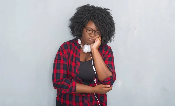 Young African American Woman Grey Grunge Wall Wearing Headphones Thinking — Stock Photo, Image