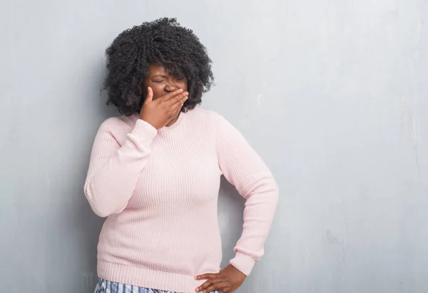 Junge Afrikanisch Amerikanische Size Frau Über Grauer Grunge Wand Winterpullover — Stockfoto