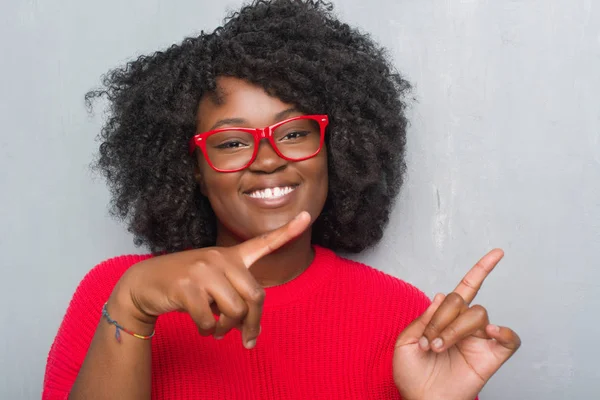 Genç Afro Amerikan Artı Boyutu Kadın Gülümseyerek Iki Elleri Parmakları — Stok fotoğraf