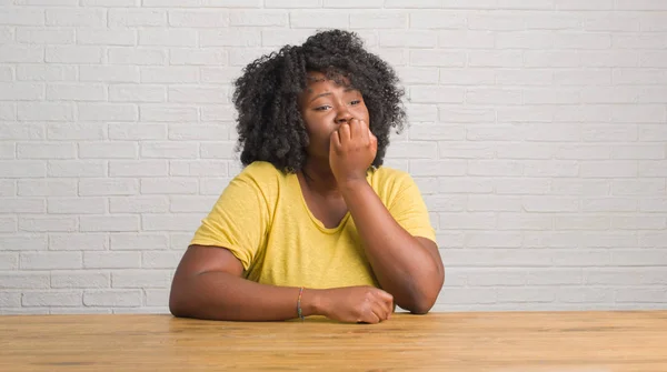 Молодая Африканская Американка Сидящая Дома Столе Выглядит Напряженной Нервной Руками — стоковое фото